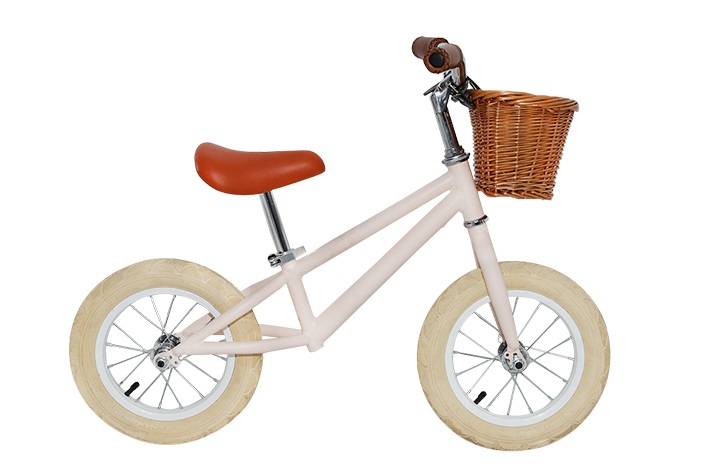 Tillverkare av vuxna och barn Bicycles introducerar egenskaperna hos balanscyklar